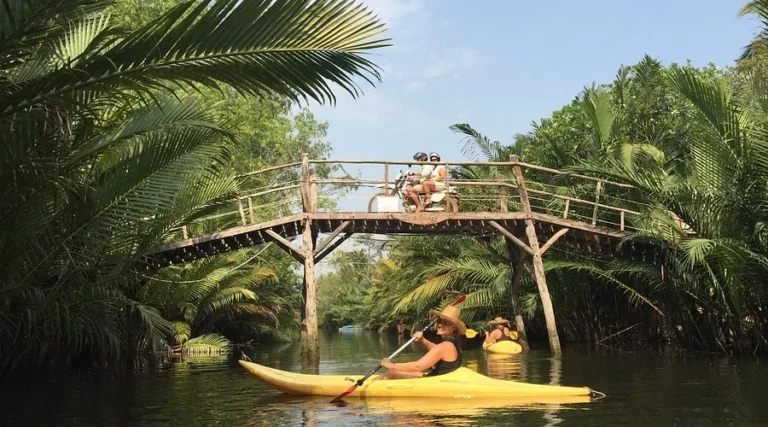 kayaking-through-amazing in Kampot river